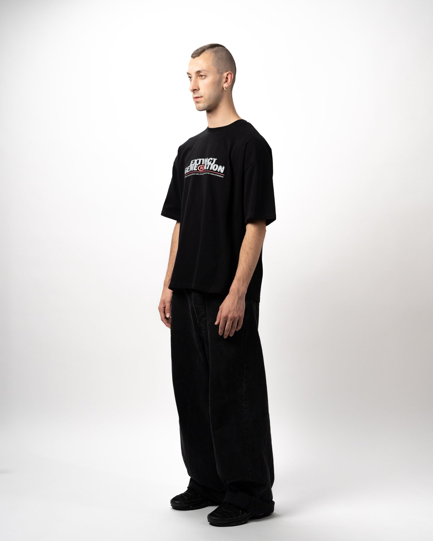 SKELLY BASIC, A BLACK TEE